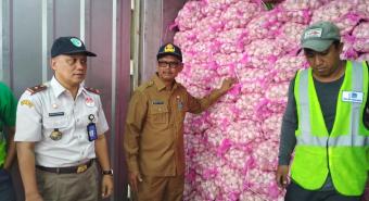 Delapan Kontainer Bawang Putih Masuk di Pelabuhan Belawan Medan